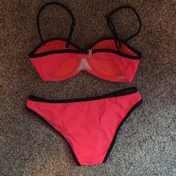 Bikini - Picture 2 of 4